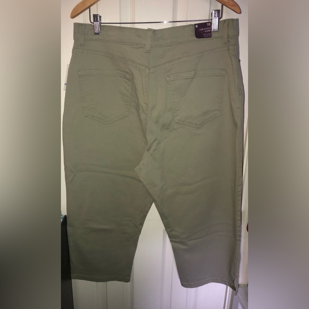 Gloria Vanderbilt Olive Green Capri Pants - Picture 12 of 13